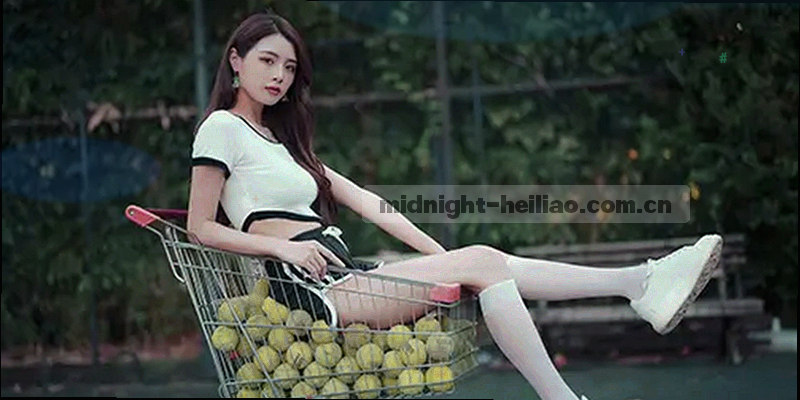 一分为二的霓虹通道，两端分别标记电脑版与热点翻篇